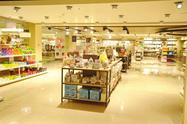 Almaty, Kazakistan - 02.11.2016: Büyük bir süpermarkette dekor ve ev eşyaları bölümü