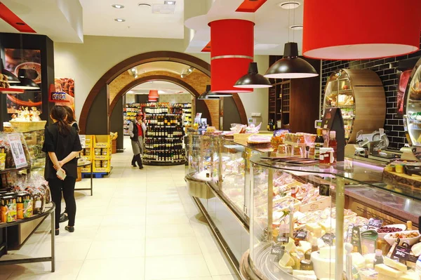 Almaty, Kazakistan - 02.11.2016: Büyük bir süpermarkette farklı ürün türlerine sahip departman