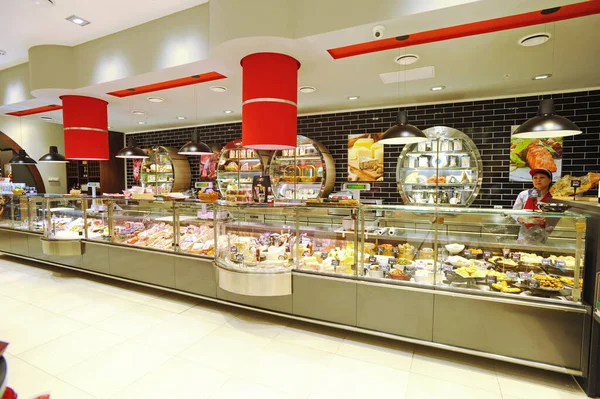 Almaty, Kazakistan - 02.11.2016: Büyük bir süpermarkette farklı ürün türlerine sahip departman