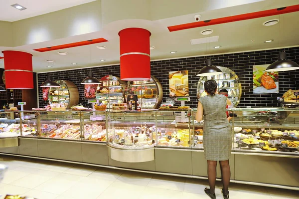 Almaty, Kazakistan - 02.11.2016: Büyük bir süpermarkette farklı ürün türlerine sahip departman