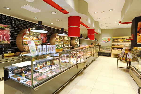 Almaty, Kazakistan - 02.11.2016: Büyük bir süpermarkette farklı ürün türlerine sahip departman