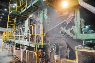 Almaty, Kazakistan - 07.01.2016: Karton fabrikasındaki atık kağıt işleme salonundaki teknik ekipman.