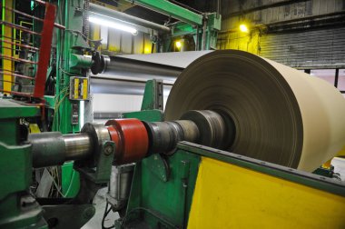 Almaty, Kazakistan - 07.01.2016: Fabrikada özel ekipmanlarla bir araya getirilen karton rulo.