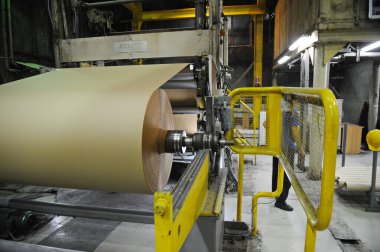 Almaty, Kazakistan - 07.01.2016: Fabrikada özel ekipmanlarla bir araya getirilen karton rulo.