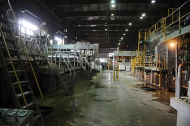 Almaty, Kazakistan - 07.01.2016: Karton fabrikasındaki atık kağıt işleme salonundaki teknik ekipman.