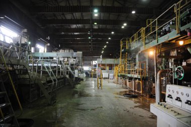 Almaty, Kazakistan - 07.01.2016: Karton fabrikasındaki atık kağıt işleme salonundaki teknik ekipman.