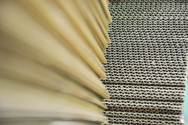 Almaty, Kazakistan - 07.01.2016: Bitmiş kartonlar fabrikada üst üste dizildi.