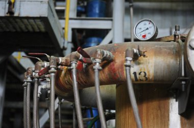 Almaty, Kazakistan - 07.01.2016: Karton fabrikasındaki atık kağıt işleme salonundaki teknik ekipman.