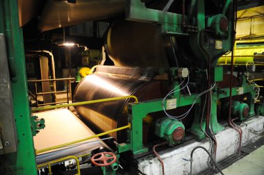 Almaty, Kazakistan - 07.01.2016: Karton fabrikasındaki atık kağıt işleme salonundaki teknik ekipman.