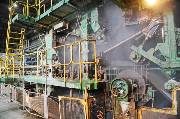 哈萨克斯坦阿拉木图 2016 纸板厂废纸加工大厅的技术设备 — 图库照片