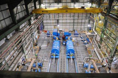 Pavlodar bölgesi, Kazakistan - 12.10.2015: Sülfür cevheri ve bakır işleme tesisinde jeneratör ve borular