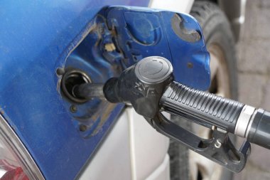 Almaty, Kazakistan - 08.03.2021: Benzin istasyonundaki arabanın deposuna dökülüyor