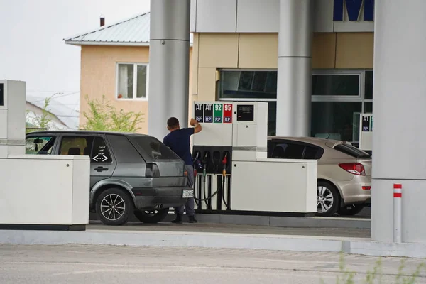 哈萨克斯坦阿拉木图 2021 加油站将燃料倒入汽车的油箱 — 图库照片