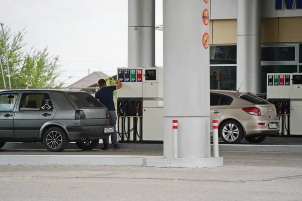 카자흐스탄 알마티 2021 연료를 가스실에 탱크에 넣는다 — 스톡 사진