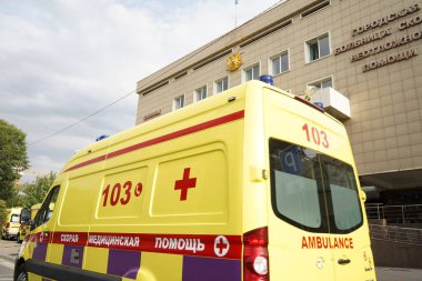 Almaty, Kazakistan - 08.03.2021: Ambulanslar şehir hastanesinin ana girişine ulaştı