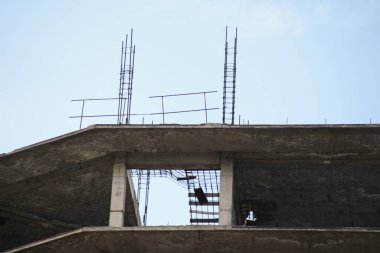 Yüksek binaların terk edilmiş inşaatı