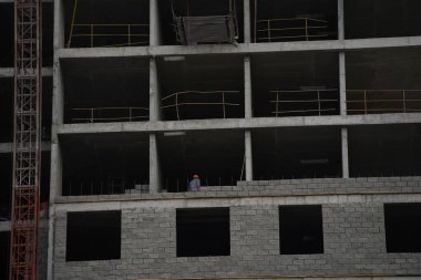 Yüksek binaların terk edilmiş inşaatı