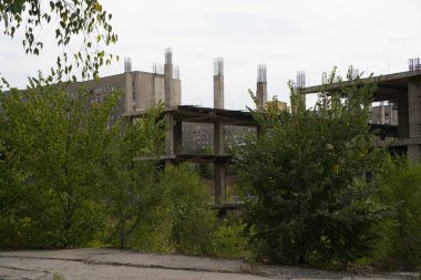 Yüksek binaların terk edilmiş inşaatı