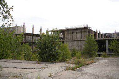 Yüksek binaların terk edilmiş inşaatı