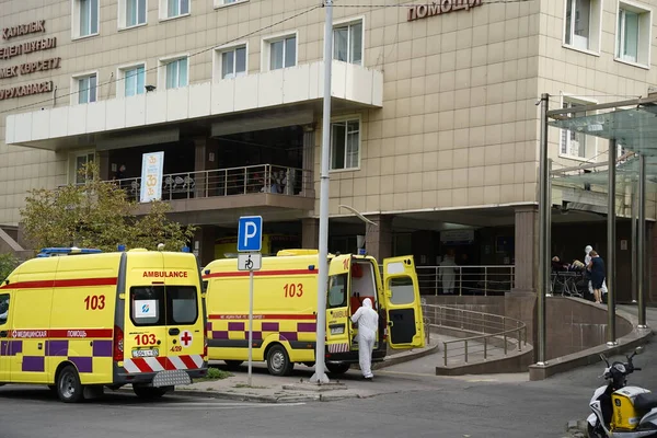 Almaty Kazakhstan 2021 Des Ambulances Arrivent Entrée Principale Hôpital Ville — Photo