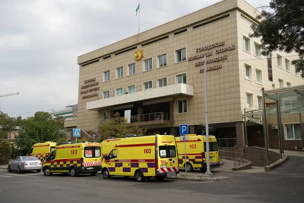 Almaty Kazachstan 2021 Ambulances Arriveren Bij Hoofdingang Van Het Ziekenhuis — Stockfoto