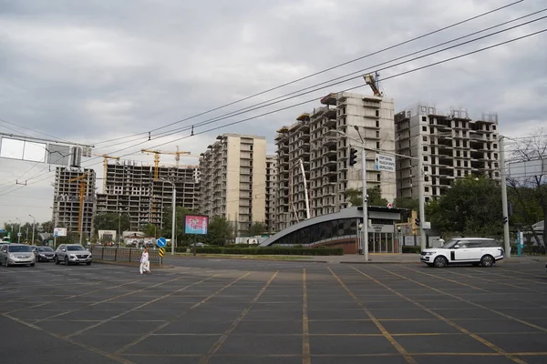 Almaty Cazaquistão 2021 Construção Edifícios Residenciais Parte Central Cidade — Fotografia de Stock