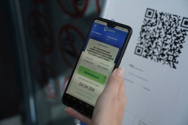 Almaty, Kazakistan - 08.11.2021: Alışveriş merkezini ziyaret edenler Ashyq sisteminden binaya girmek için QR kodunu tarayın.