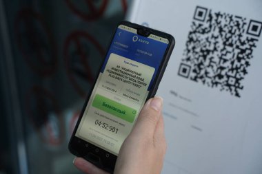 Almaty, Kazakistan - 08.11.2021: Alışveriş merkezini ziyaret edenler Ashyq sisteminden binaya girmek için QR kodunu tarayın.