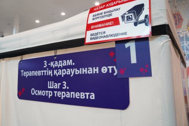 Almaty, Kazakistan - 08.11.2021: Çadırda Rusça ve Kazakça yazılar: hastanın incelenmesi.
