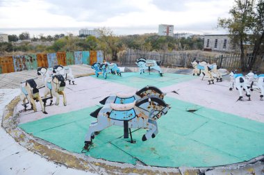 Zhezkazgan, Kazakistan - 10.11.2016: Atlıkarıncalı terk edilmiş bir lunaparkın bölgesi.
