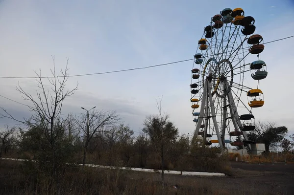 Zhezkazgan Καζακστάν 2016 Τροχός Λούνα Παρκ Εγκαταλελειμμένο Πάρκο — Φωτογραφία Αρχείου