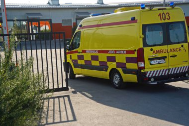 Almaty, Kazakistan - 09.03.2021: Bir ambulans bulaşıcı hastalıklar hastanesinin bölgesine girdi