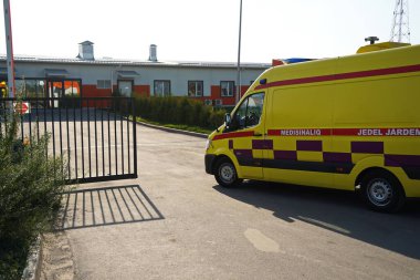 Almaty, Kazakistan - 09.03.2021: Bir ambulans bulaşıcı hastalıklar hastanesinin bölgesine girdi
