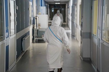 Almaty, Kazakistan - 09.03.2021: Bulaşıcı hastalıklar hastanesinin koridorunda bir doktor