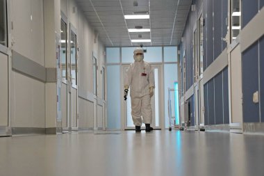 Almaty, Kazakistan - 09.03.2021: Doktor kuvars lambasının açık olduğu koridorda yürüyor