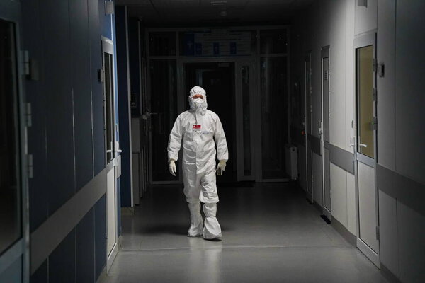 Алматы, Казахстан - 09.03.2021: Врач идет по темному коридору в больнице