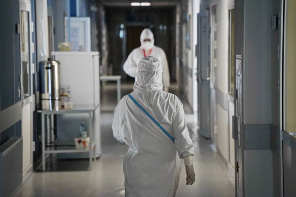 Алматы, Казахстан - 09.03.2021: Врач в коридоре инфекционной больницы