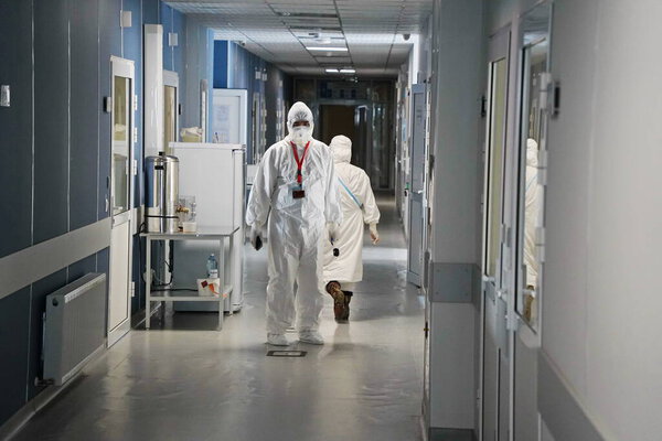 Алматы, Казахстан - 09.03.2021: Врач в коридоре инфекционной больницы