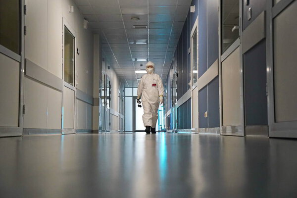 Алматы, Казахстан - 09.03.2021: Врач идет по коридору, где включена кварцевая лампа