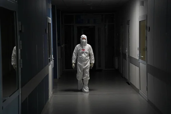 Almaty Καζακστάν 2021 Ένας Γιατρός Περπατά Σκοτεινό Διάδρομο Νοσοκομείο Royalty Free Φωτογραφίες Αρχείου