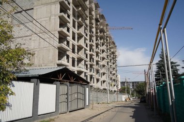 Almaty, Kazakistan - 09.09.2021: Yüksek katlı bir konut inşaatı