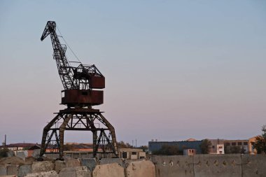 Aralsk, Kazakistan - 10.04.2020: Aral Denizi 'ndeki yıkılan limanın eski metal yapısı