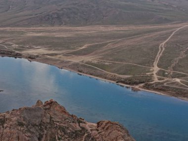Ili Nehri. Ulusal Doğa Parkı. Drone görünümü, sonbahar zamanı.