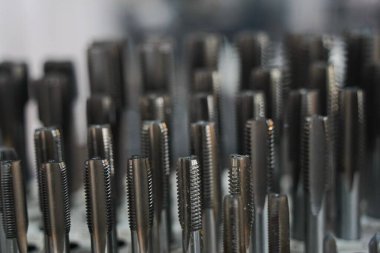 Kurulum ve onarım çalışmaları için farklı çaplarda matkaplar.