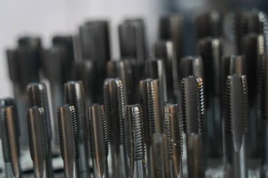 Kurulum ve onarım çalışmaları için farklı çaplarda matkaplar.