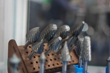 Kurulum ve onarım çalışmaları için farklı çaplarda matkaplar.