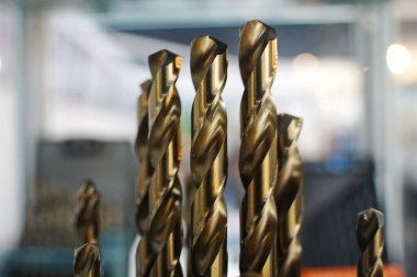 Kurulum ve onarım çalışmaları için farklı çaplarda matkaplar.