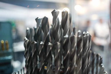 Kurulum ve onarım çalışmaları için farklı çaplarda matkaplar.