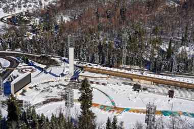 Almaty, Kazakistan - 11.07.2025: Medeo Alp buz pateni pisti. Kayak, kayak ve kızak için dağlık arazi.