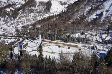 Almaty, Kazakistan - 11.07.2025: Medeo Alp buz pateni pisti. Kayak, kayak ve kızak için dağlık arazi.